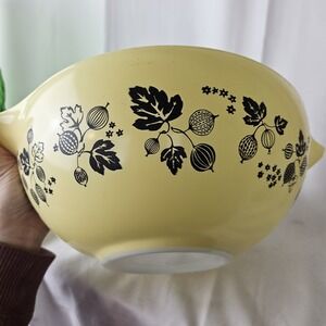 Vintage Pyrex Gooseberry Black on Yellow 444 Cinderella Mixing Bowl 4 QT